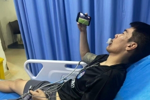 记者晒王秋明在医院接受治疗照片,通过手机关注津门虎队比赛