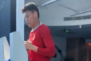 成都蓉城后卫韩鹏飞晒个人恢复训练视频：积极康复，早日回归