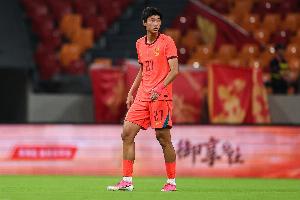17岁赵松源:未来会选择足球这个道路 一般出去训练会带一些书