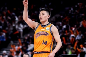 存在感不足！李弘权半场三分3中1 仅得到3分3板1助