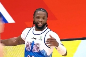 状态火热！新疆外援辛普森半场10中6砍下17分2板5助1断