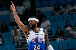 媒体人：辛普森28+6+13+2断 已经证明自己是新疆男篮赛季最佳引援