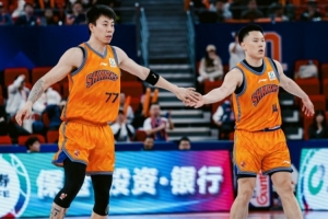 记者:张镇麟、李弘权、刘铮组成的锋线是上海男篮力争卫冕的底气