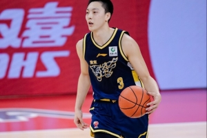 难阻失利！胡明轩13中6拿15分4板5助 三分7中3