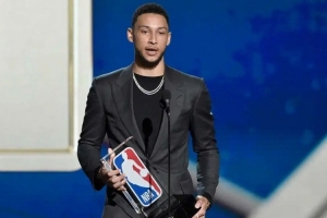 热闹的NBA回来了,他却倒在新赛季大门口