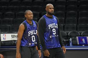 解说:马克西是当之无愧的全场MVP 底薪签詹姆斯就是开启作弊器