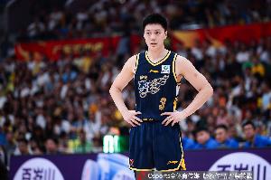 中规中矩！胡明轩半场5中2拿6分2板4助 三分3中2
