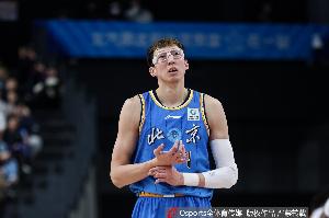 京媒:本场北京最大价值是周琦只打8分钟 琦哥高兴地喊“下班喽”