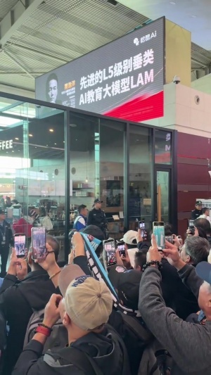 孤注一掷！大连英博今日全员出征成都，机场大批球迷前来壮行