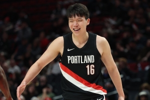 媒体人：微微一笑 杨瀚森已经完全确定了队中第三中锋的地位