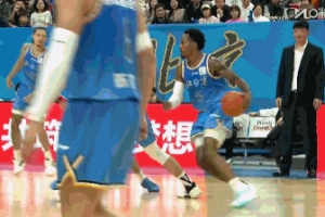 第三节还没过半！巴里·布朗三分球再中 北京领先深圳40分