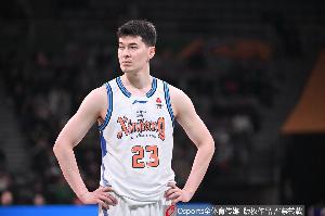 正负值-14最低！阿不都沙拉木半场10中5拿10分3板 三分3中0