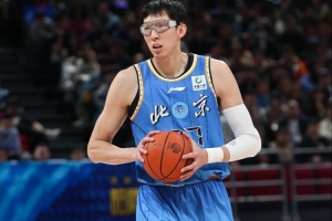 下班这么早出乎意料！周琦仅出战8分35秒 拿到6分2板1断1帽